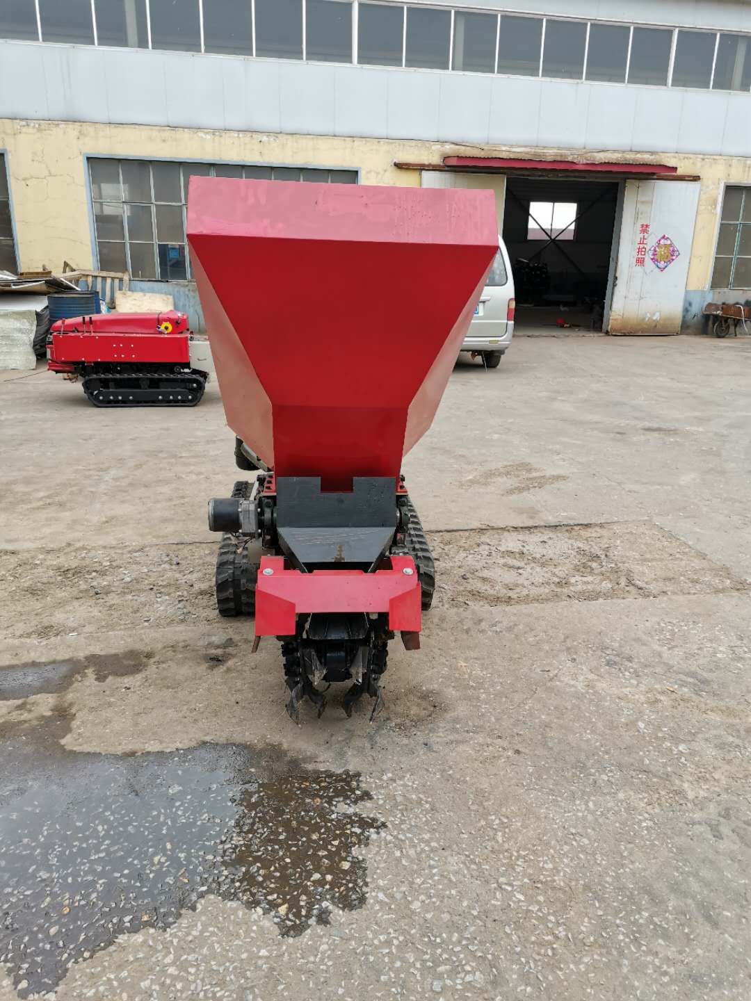 Self-propelled multi-function fertilizing machine - Image 2