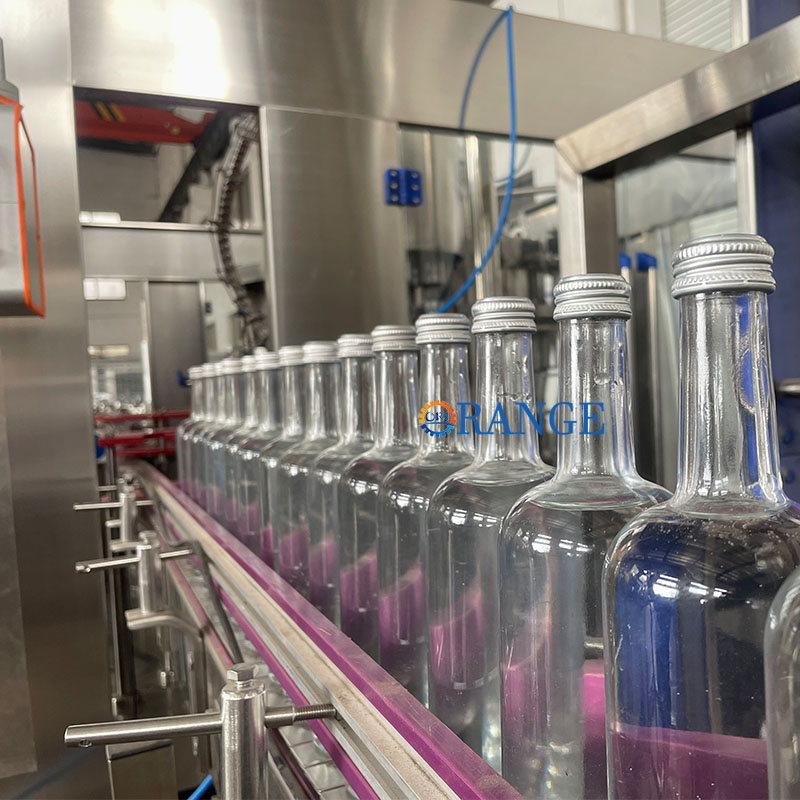 Conveyor belt system and stainless steel construction of the filling machine