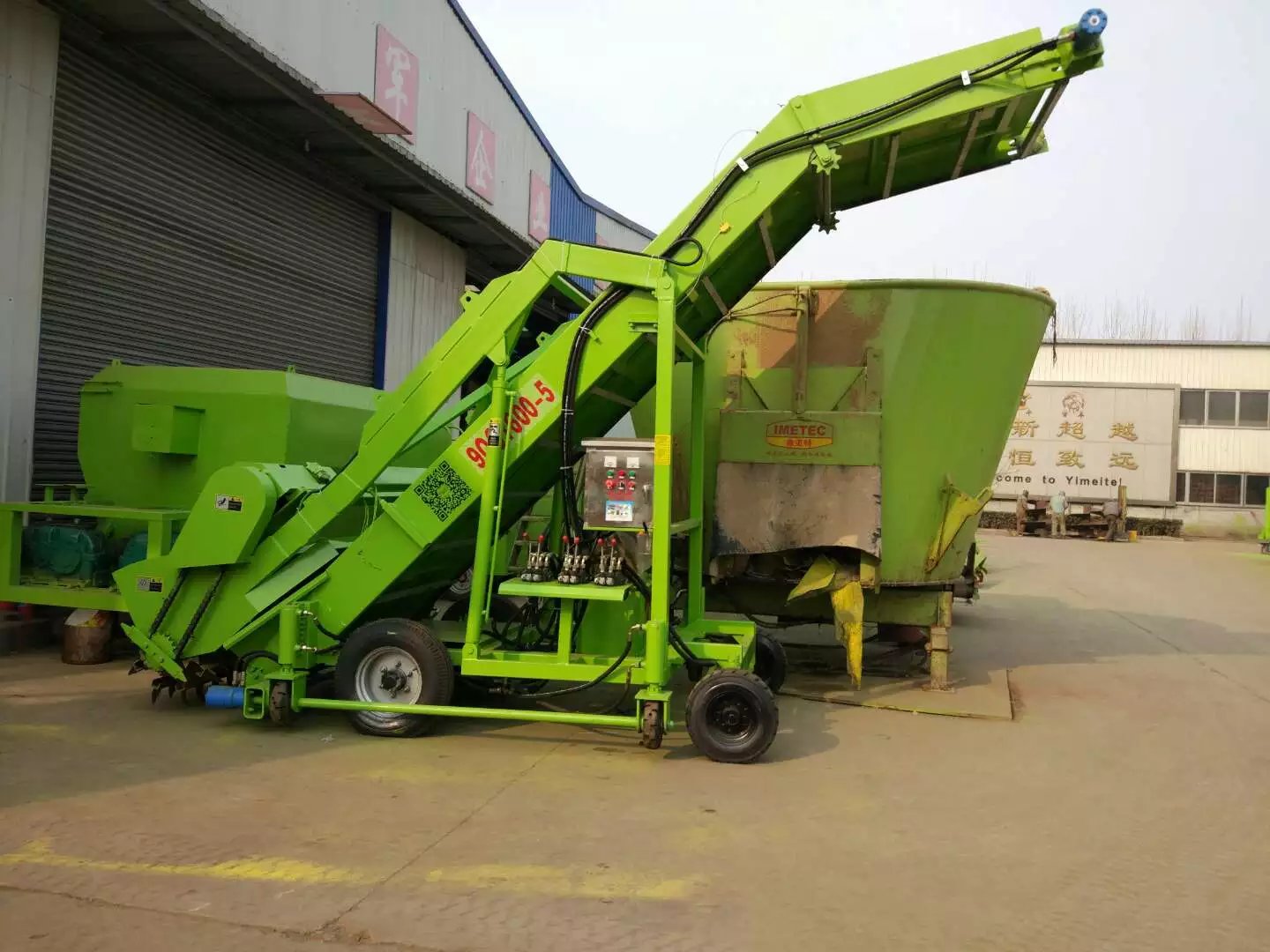 Self-propelled silage reclaimer machine for livestock feeding