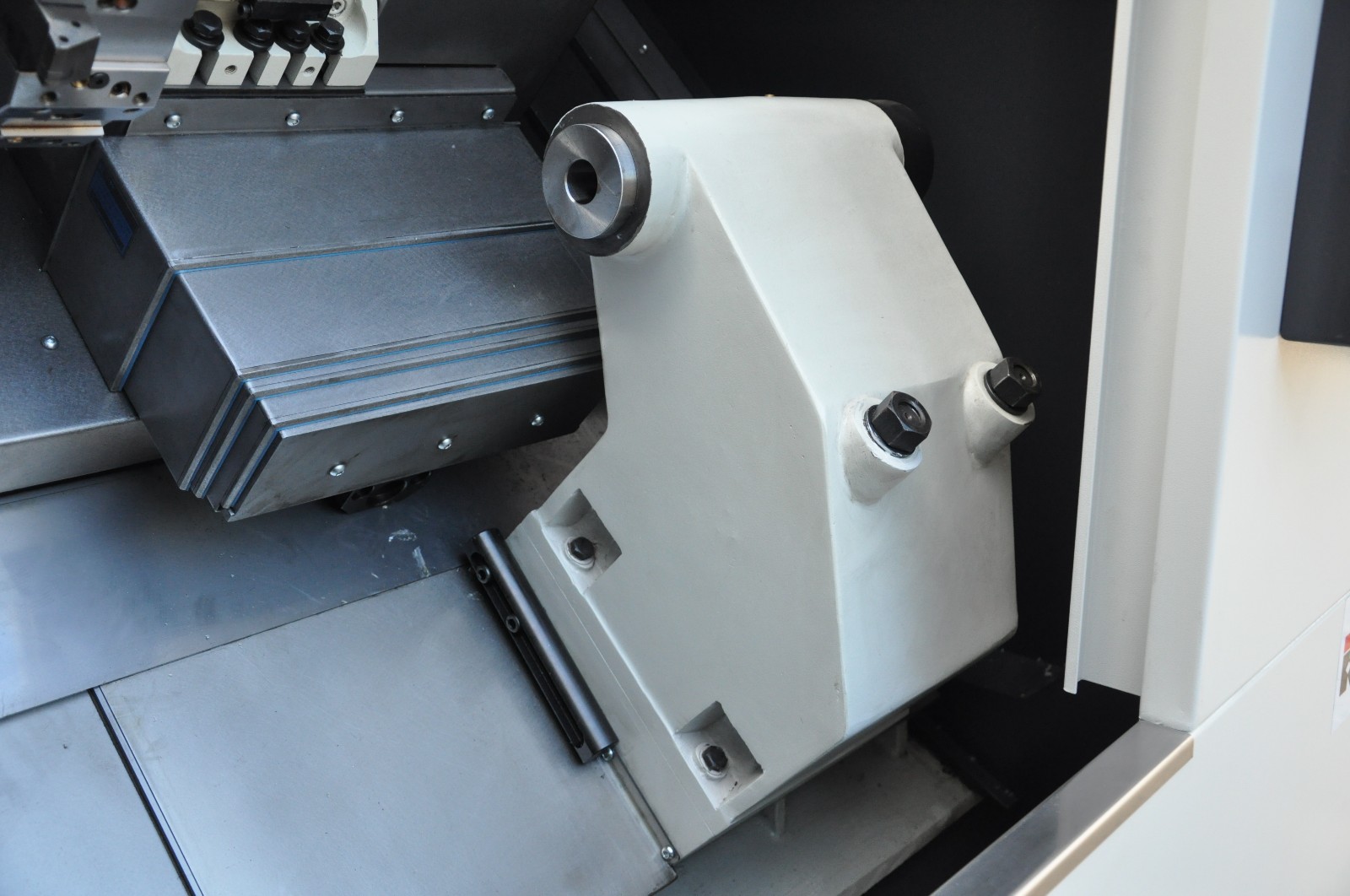 Slant bed CNC lathe KDCL-28 - Image 2