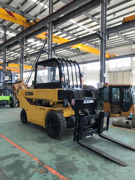 Front view of the compact telescopic handler