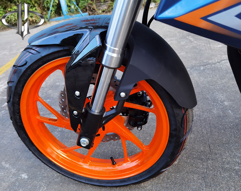 Detailed front view of wheel, brake and suspension