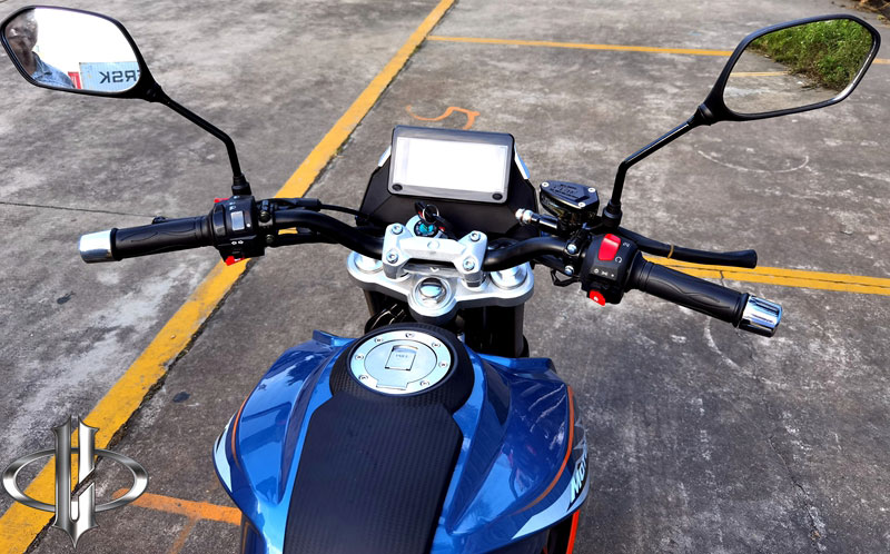Digital display and handlebar cockpit