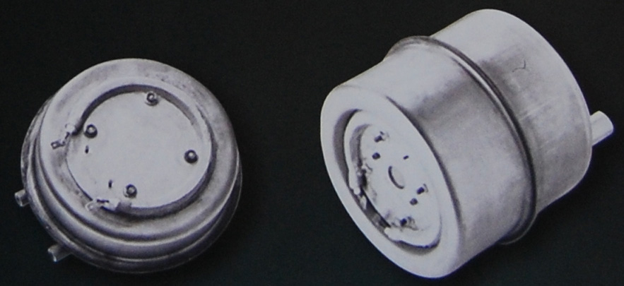 High-Vacuum Electronic Device