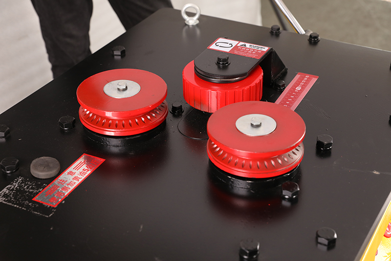 Detailed view of the roller system and measurement scale