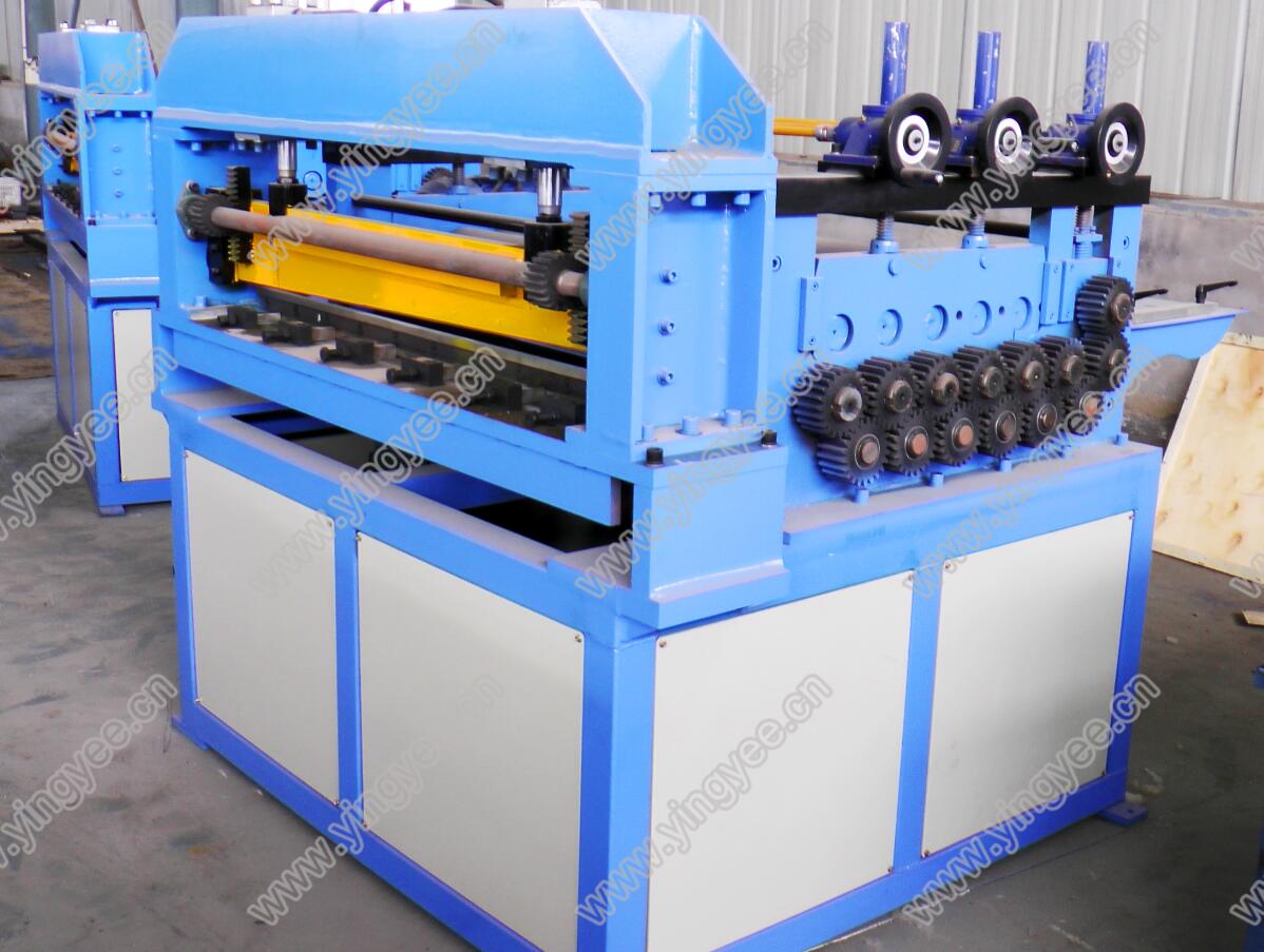 Straightening rollers and cutting mechanism