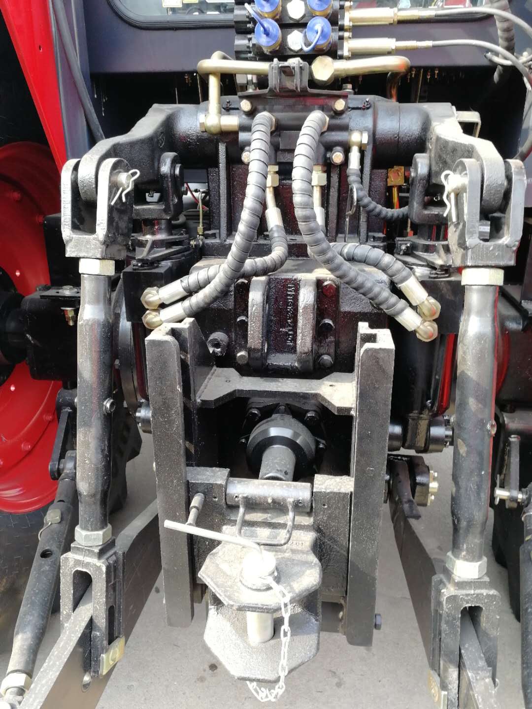 TH2604 tractor - Image 2