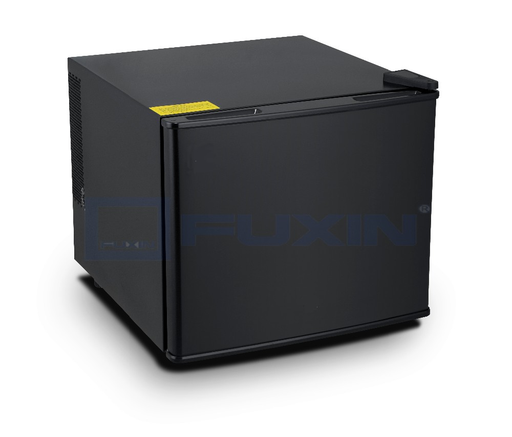 Compact thermoelectric mini fridge with internal shelving