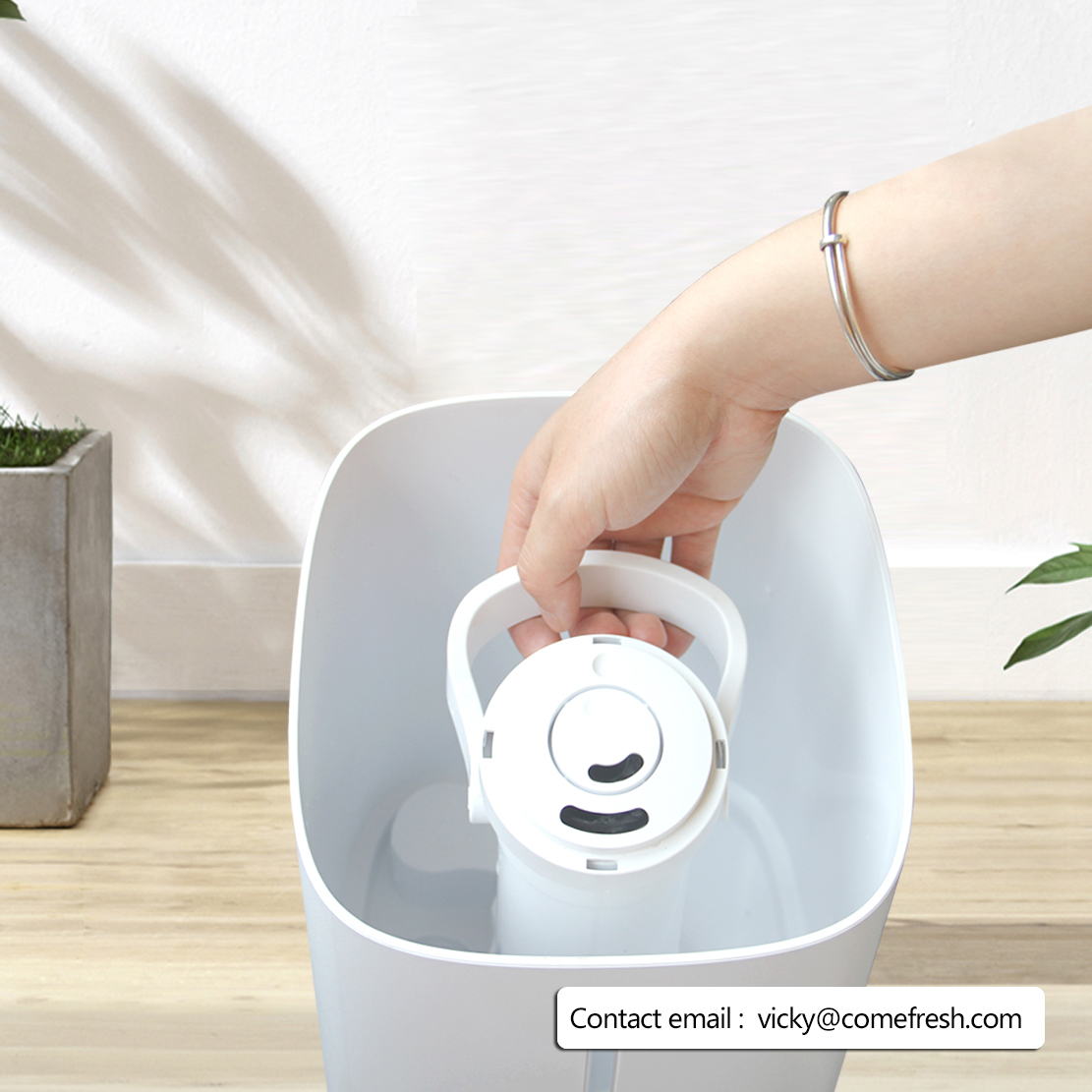User carrying the humidifier tank with the handle