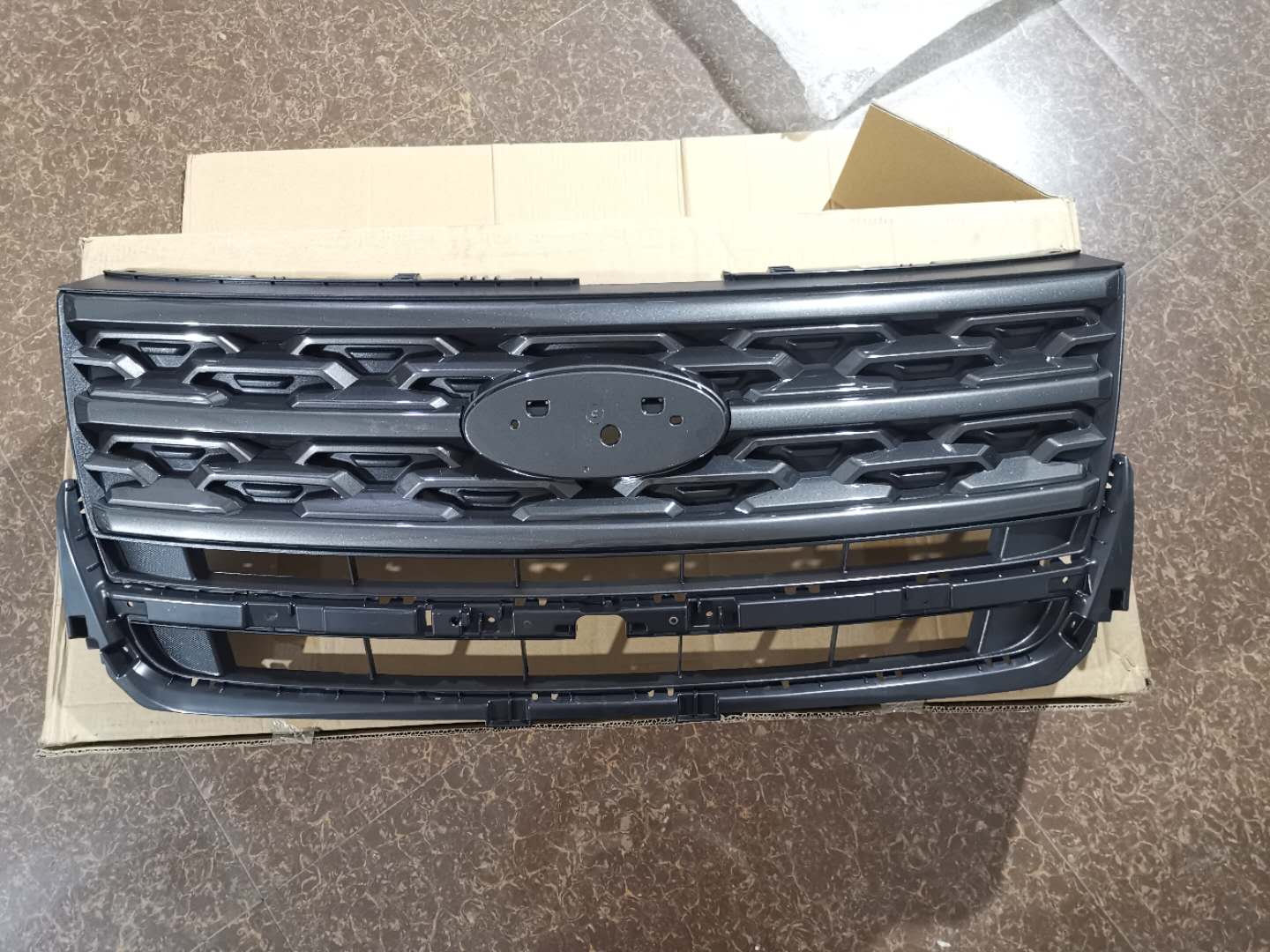 Used for explorer 18 Grille silver - Image 2