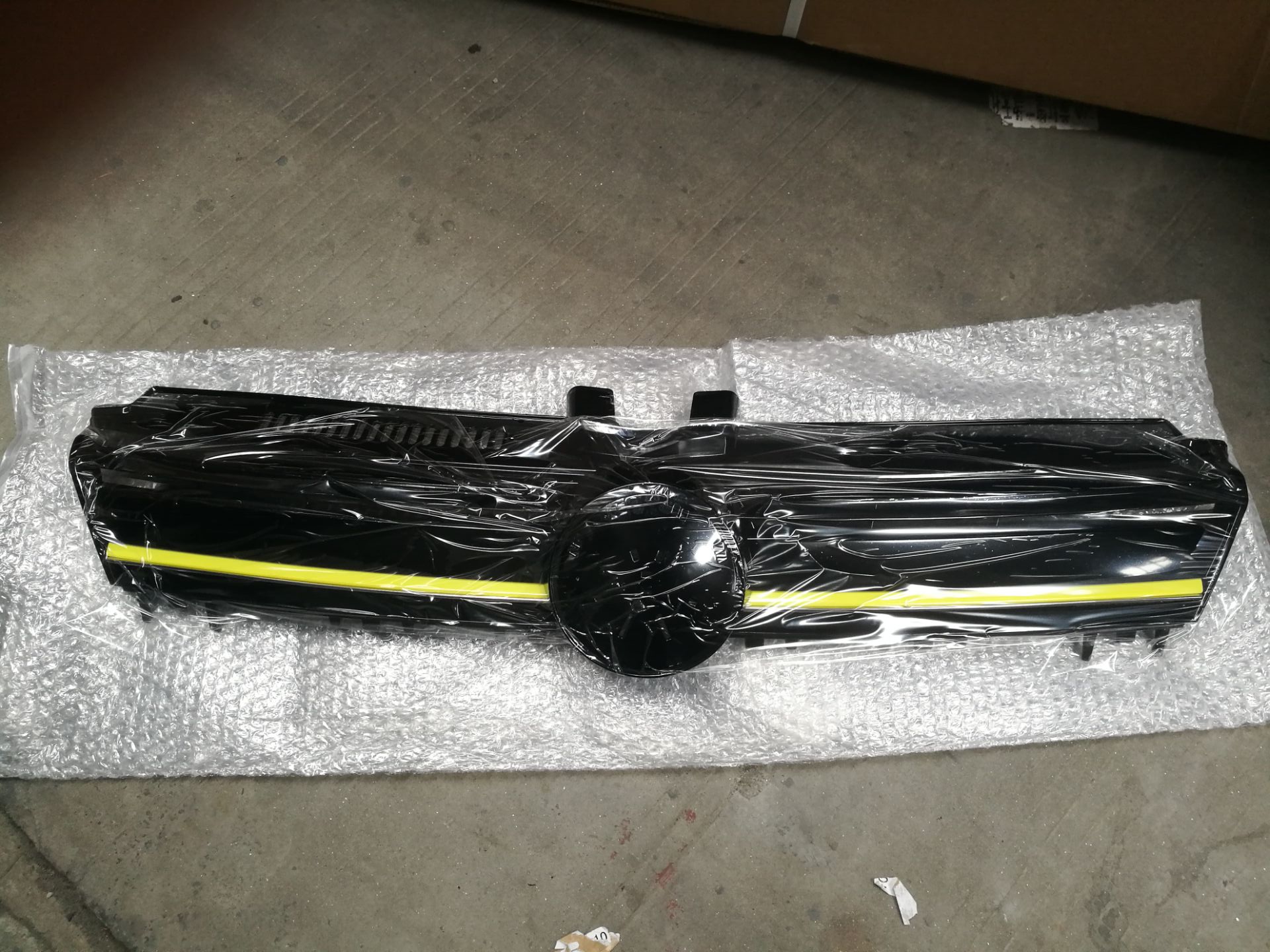 Black and Yellow Front Grille for 2013-2014 VW Golf 7 R400