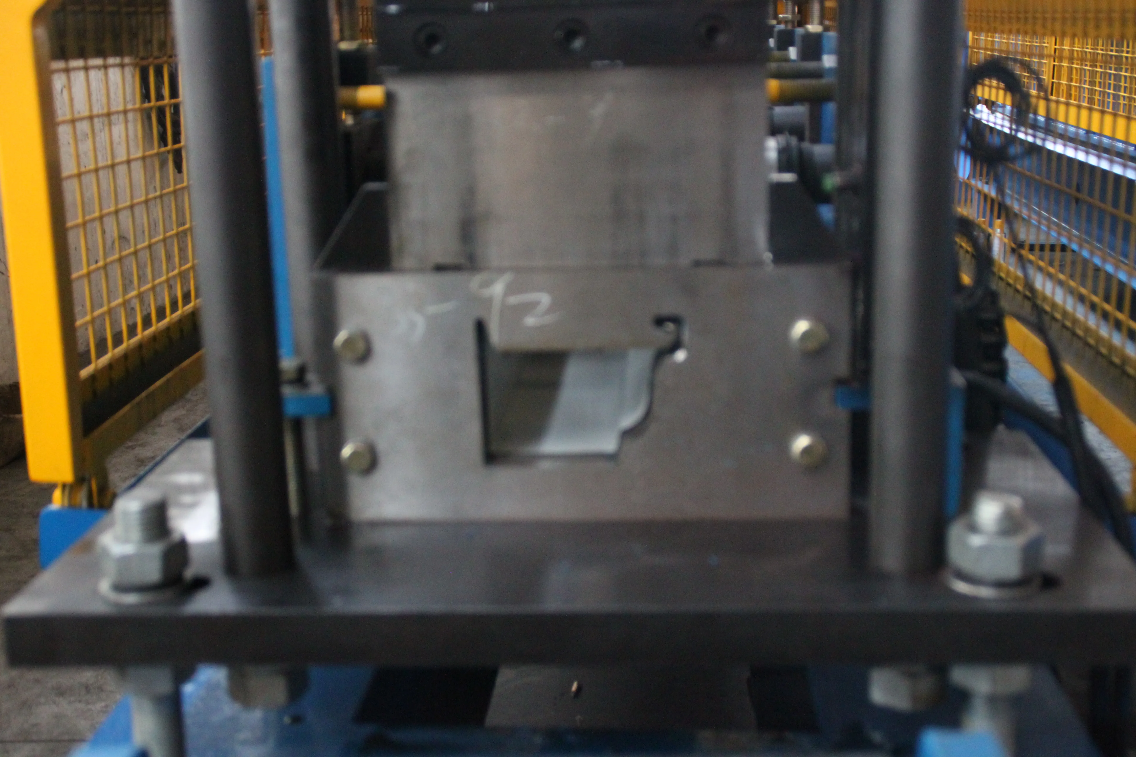 Forming die and rollers