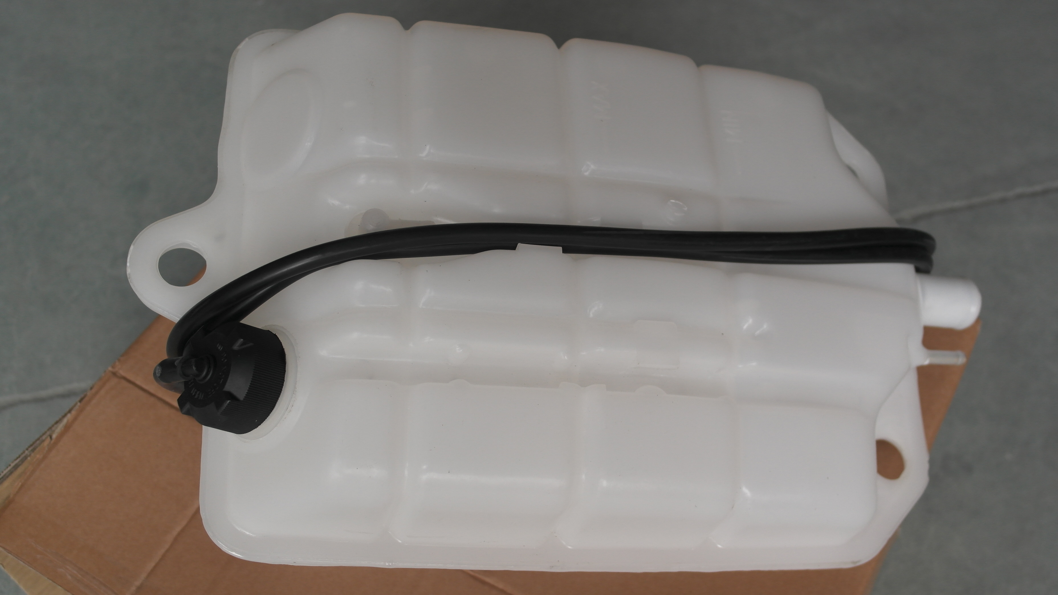 Automobile Coolant Expansion Tank