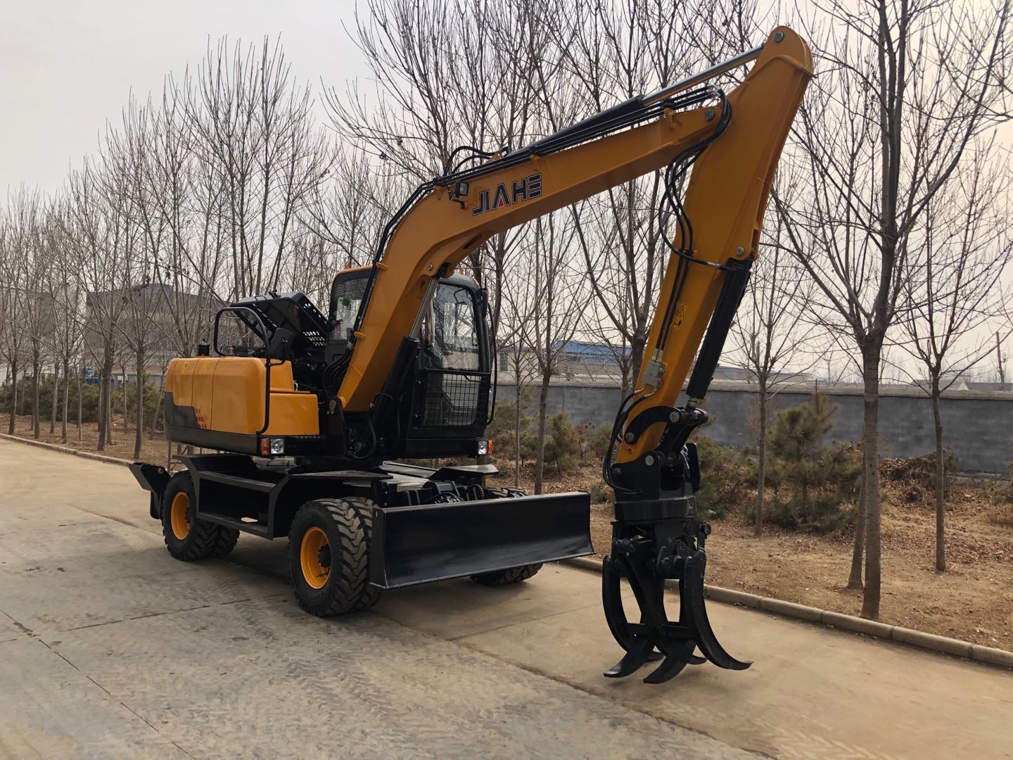 wheel excavator with wood grapple - Image 2