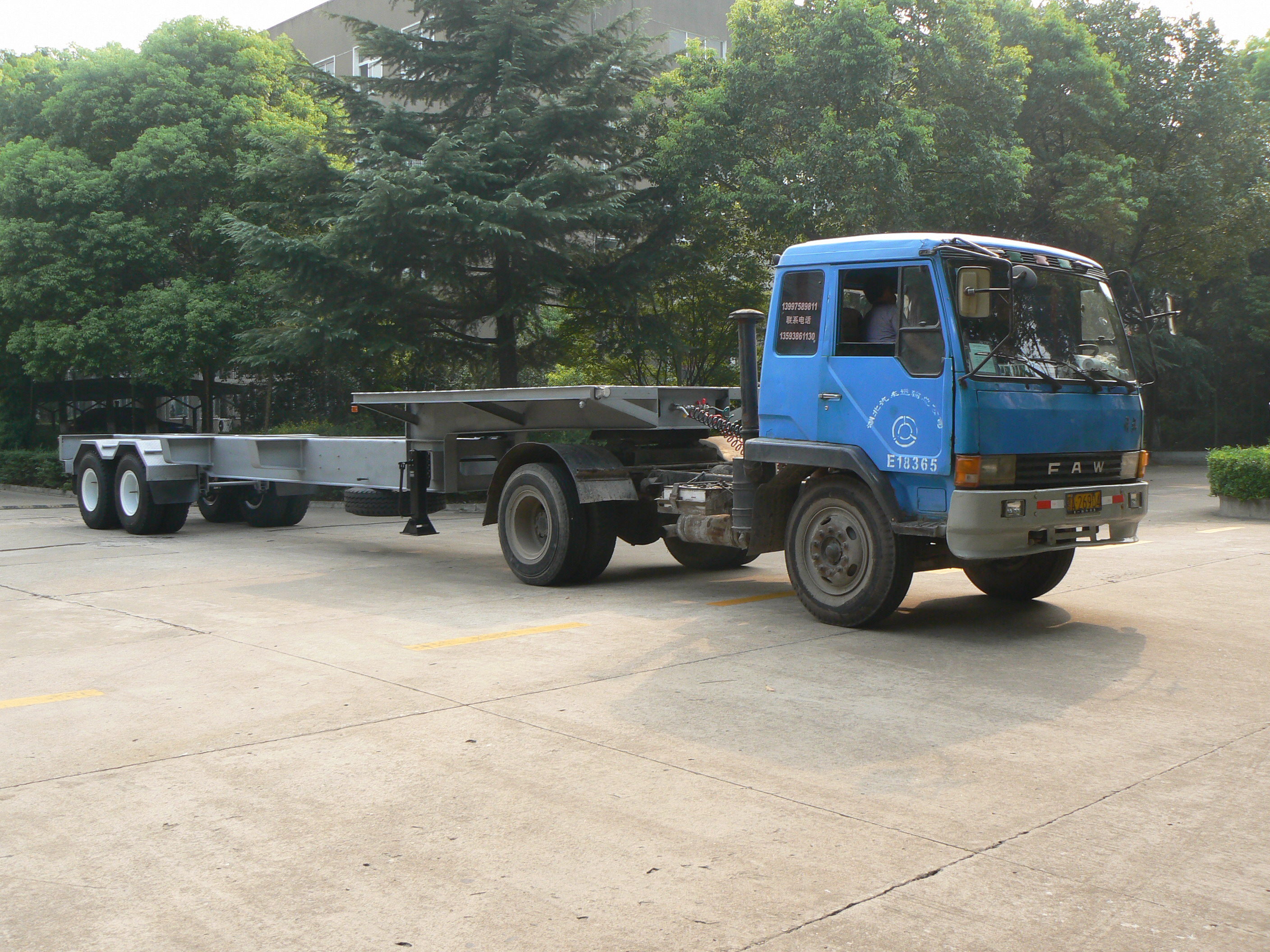Heavy-Duty Semi-Trailer for Transporting Bulky Goods