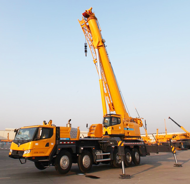 Side profile of the hydraulic mobile crane