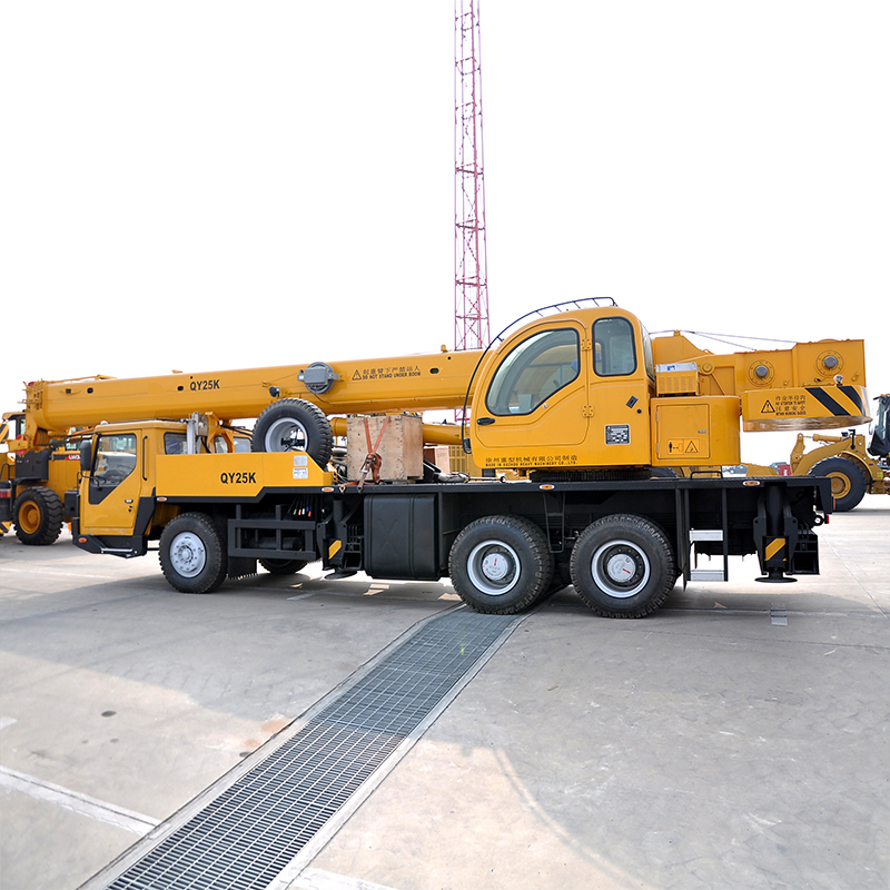 Side profile of the 25-ton mobile crane