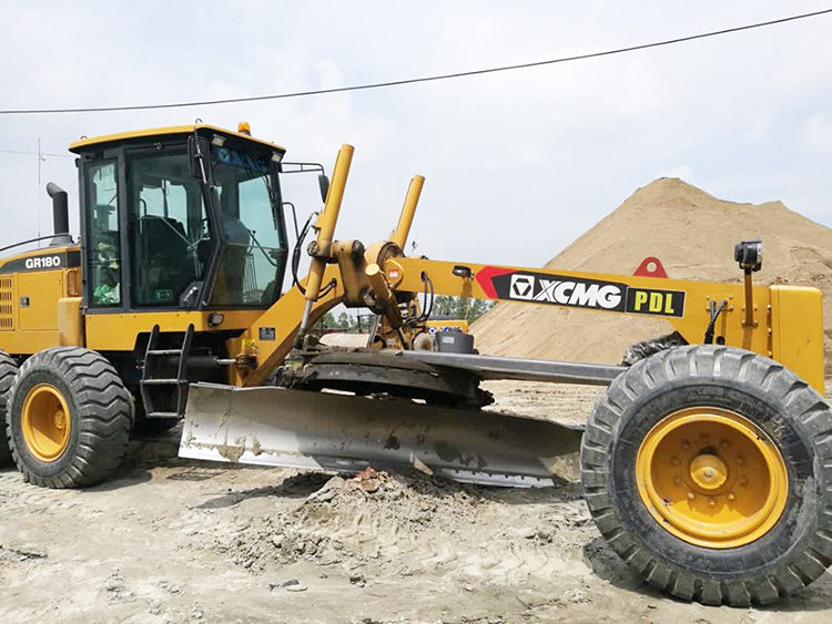 Side profile of the 180HP motor grader showing articulated frame