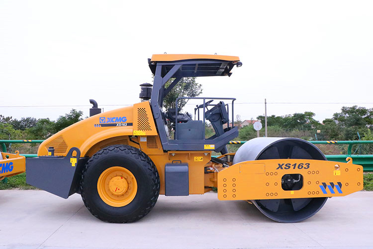 16-ton vibratory road roller in a construction site environment