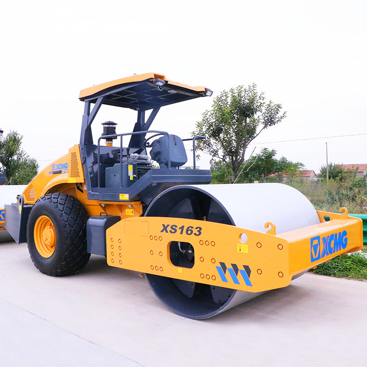 View of the heavy-duty vibratory drum and robust frame