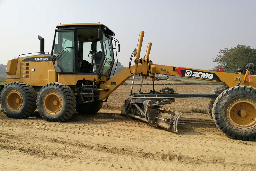 Front three-quarter view of the motor grader on construction site