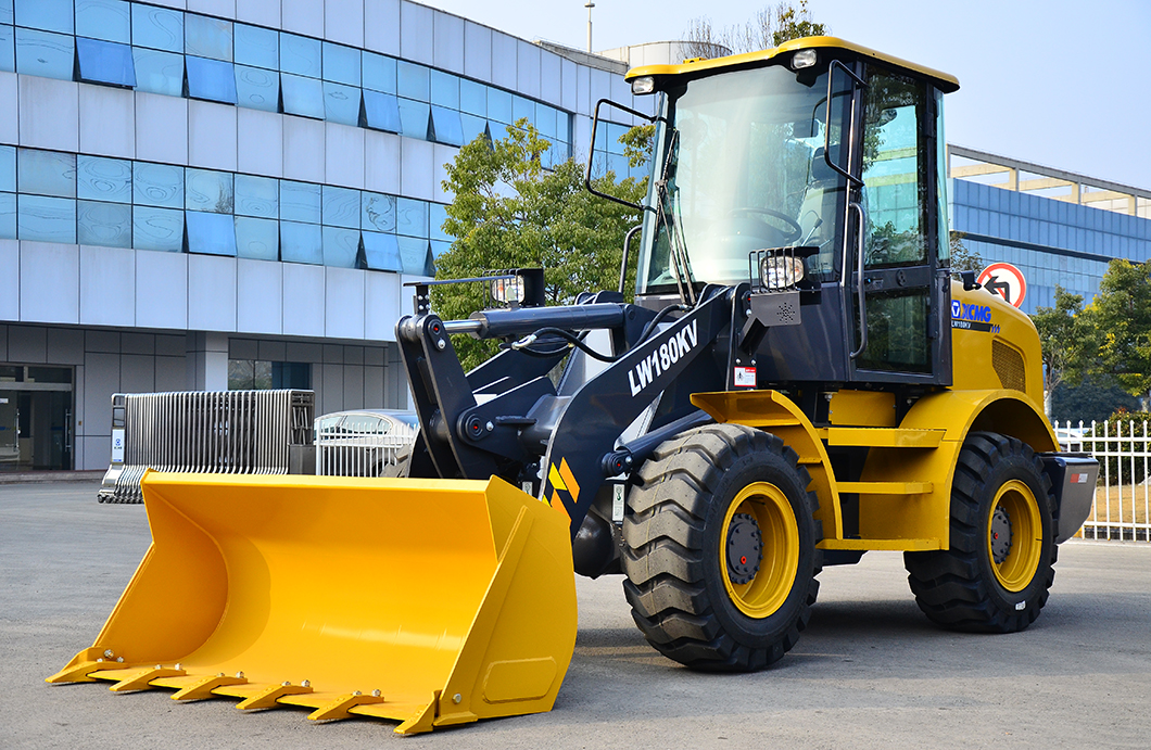 Front view of the 1.8 ton wheel loader
