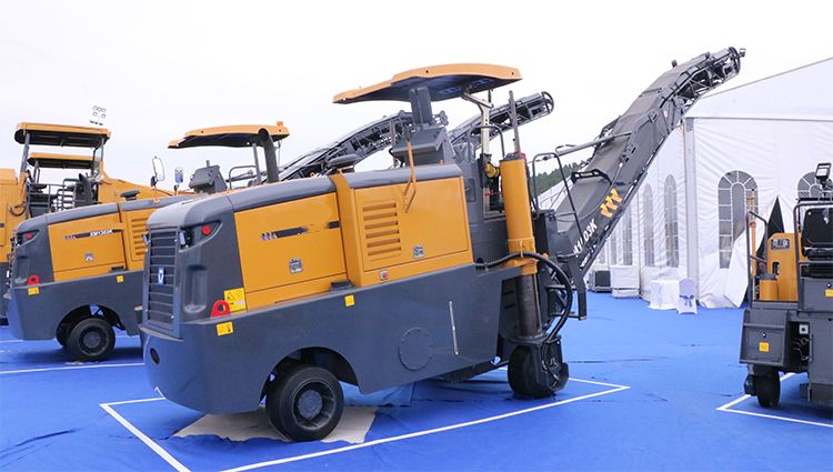 Front view of the cold planer milling equipment
