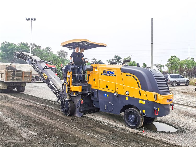 Rear view of the asphalt milling machine with conveyor system