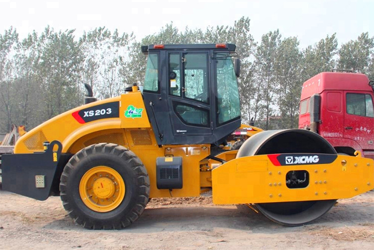 Front view of the single drum roller