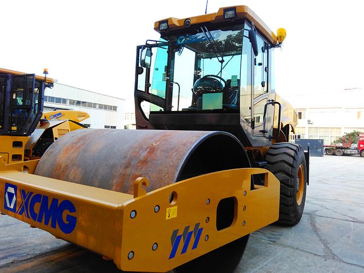 Side profile view of the 20-ton vibratory road roller