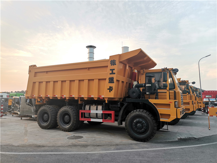 Rear angle of the dump body and chassis structure
