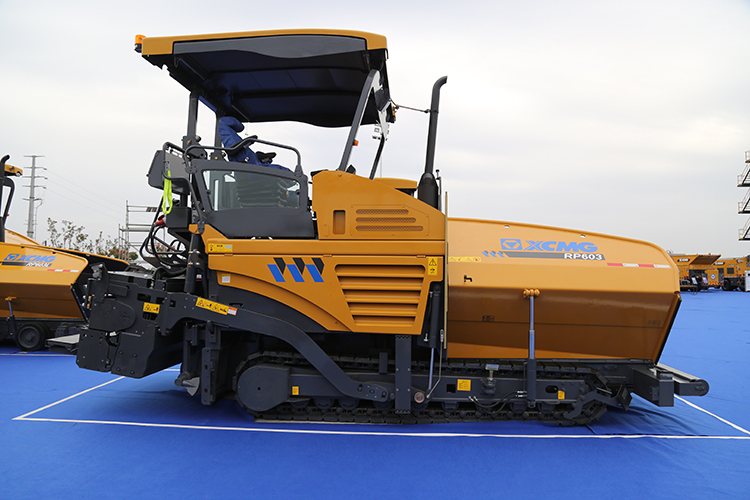Side profile of the hydraulic asphalt paver