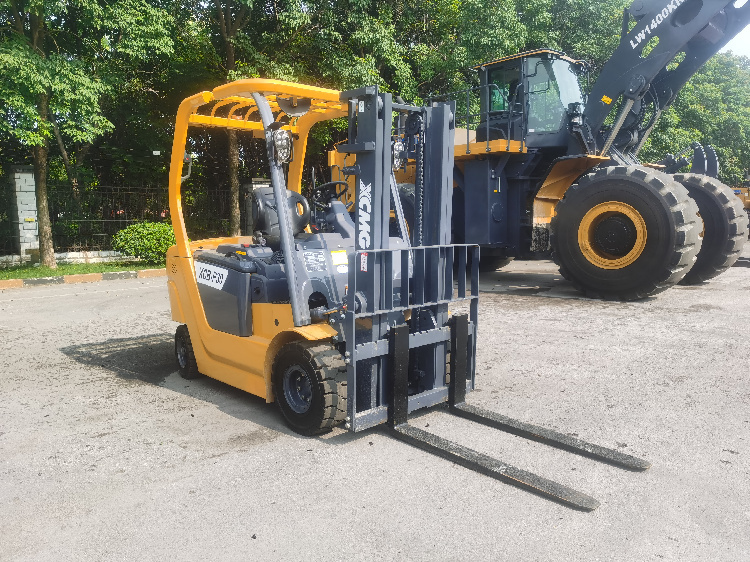 Front view of the electric forklift with focus on the mast system