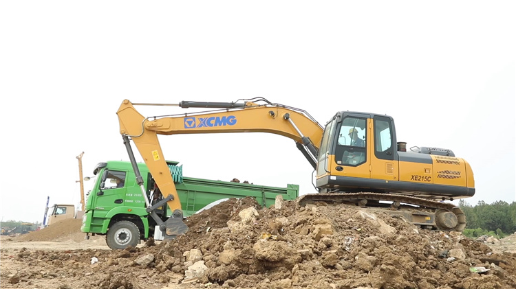 Side profile of the 21-ton crawler excavator on a work site