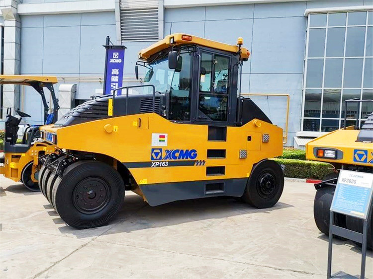 Hydraulic pneumatic tire road roller in operation