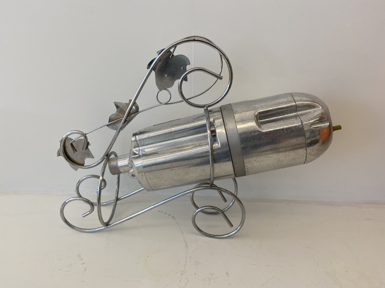 Submersible vibration pump exterior view