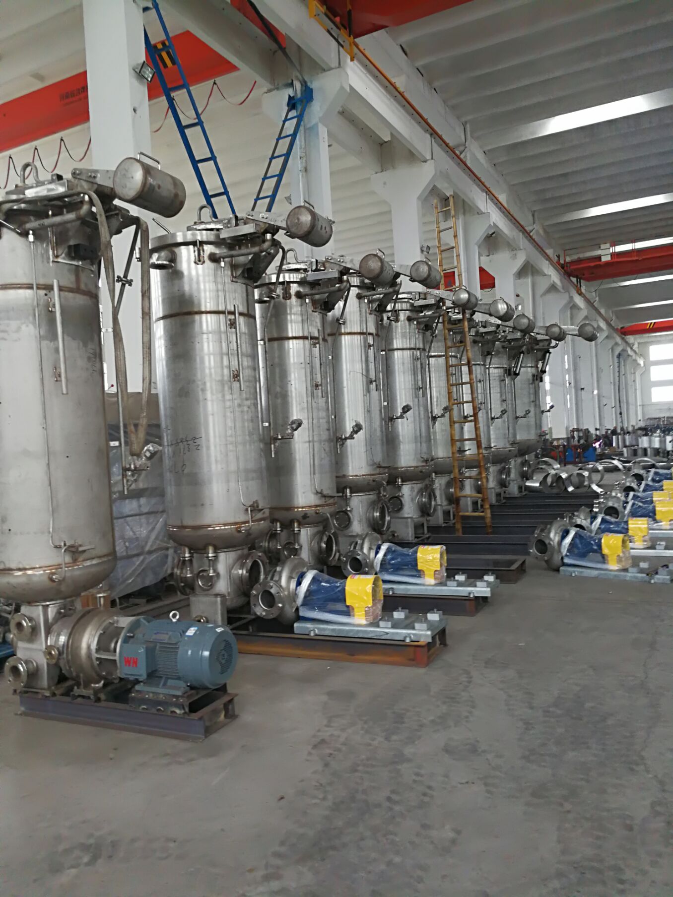 Industrial yarn dyeing machine assembly