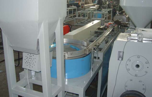 YD30-H High speed irrigation pipe inter cylinder dropper making machine - Image 2