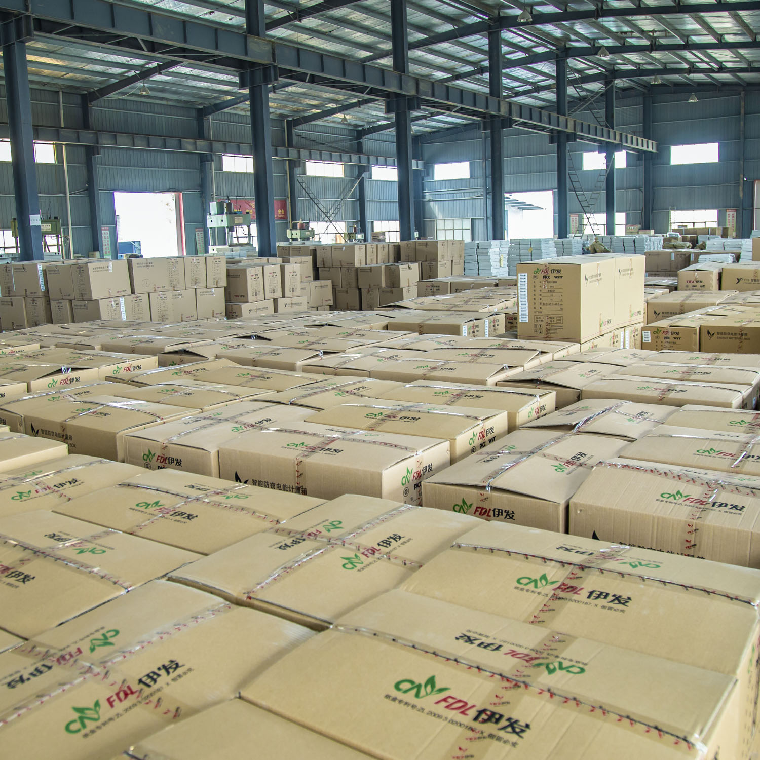 Single-phase oil-immersed transformer in durable packaging