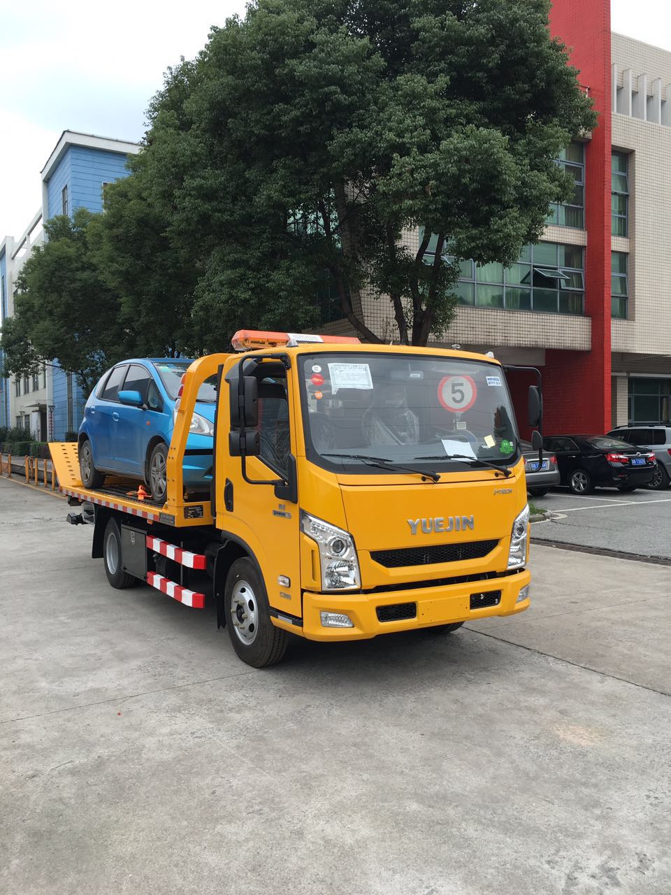 YUEJIN wrecker truck - Image 2
