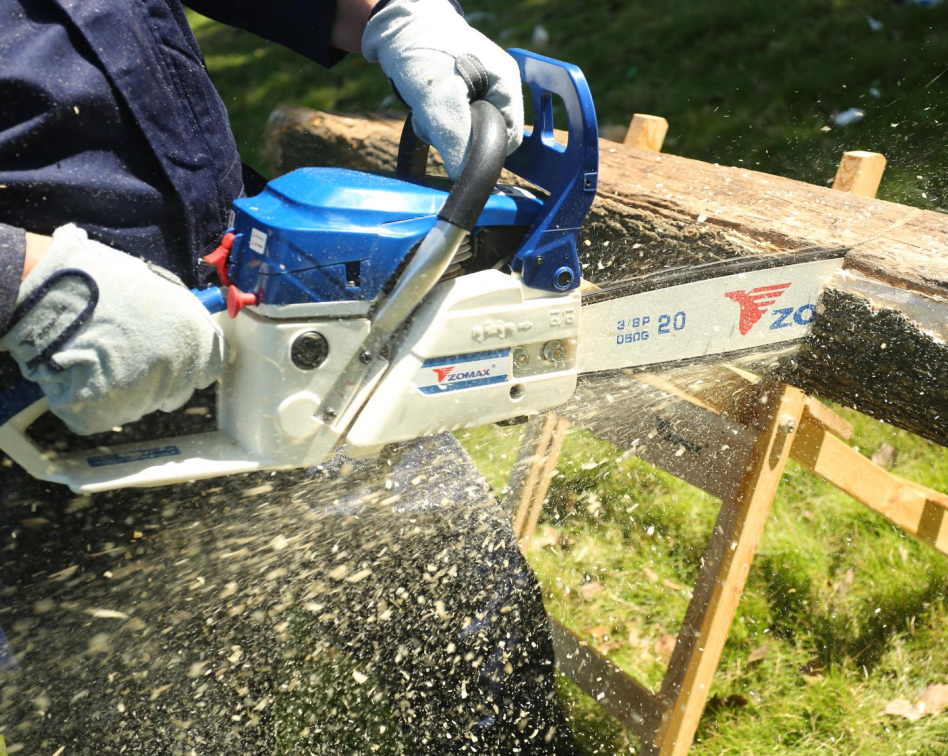 Chainsaw equipped with cutting bar in wood environment